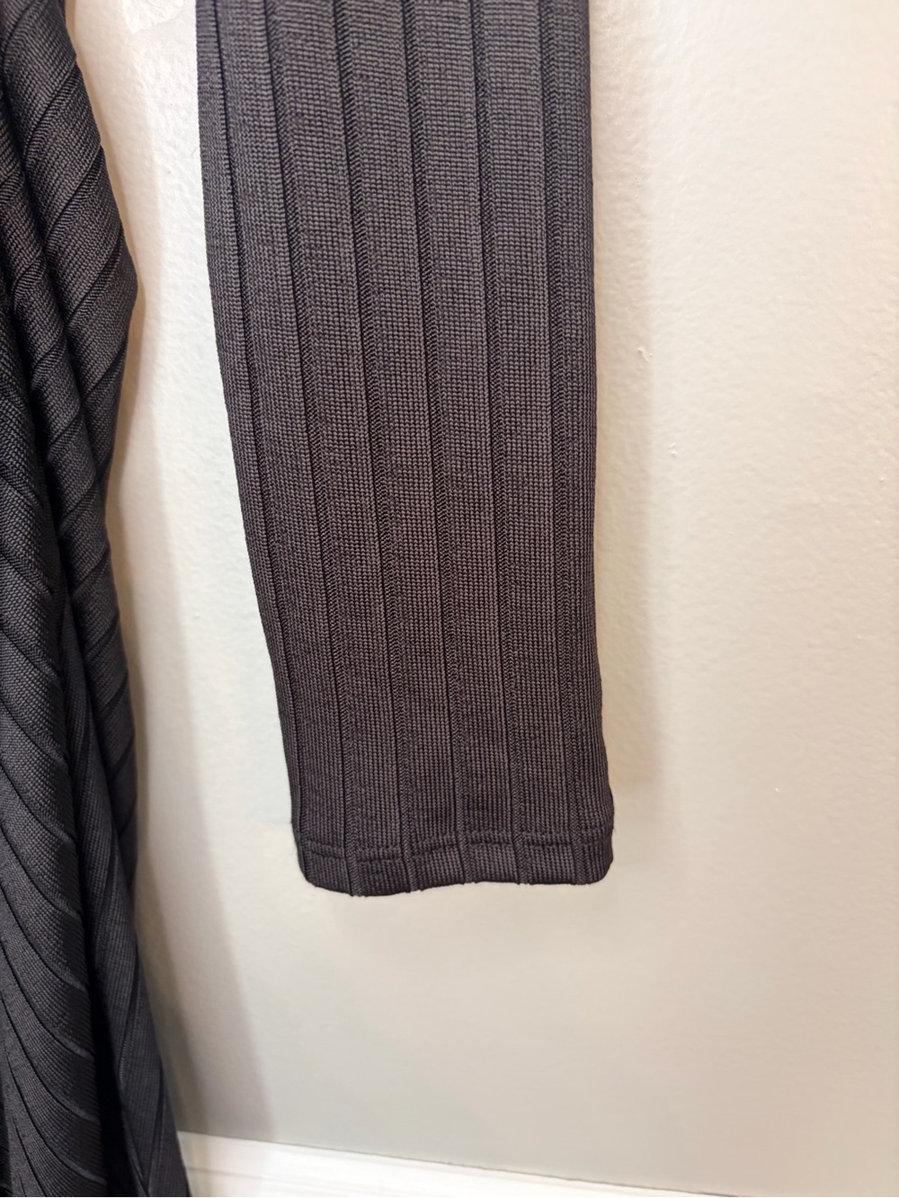 *NWT* Good American Women’s Black Shine Rib Funnel Tuck Midi Dress, Size Large - Picture 10 of 14